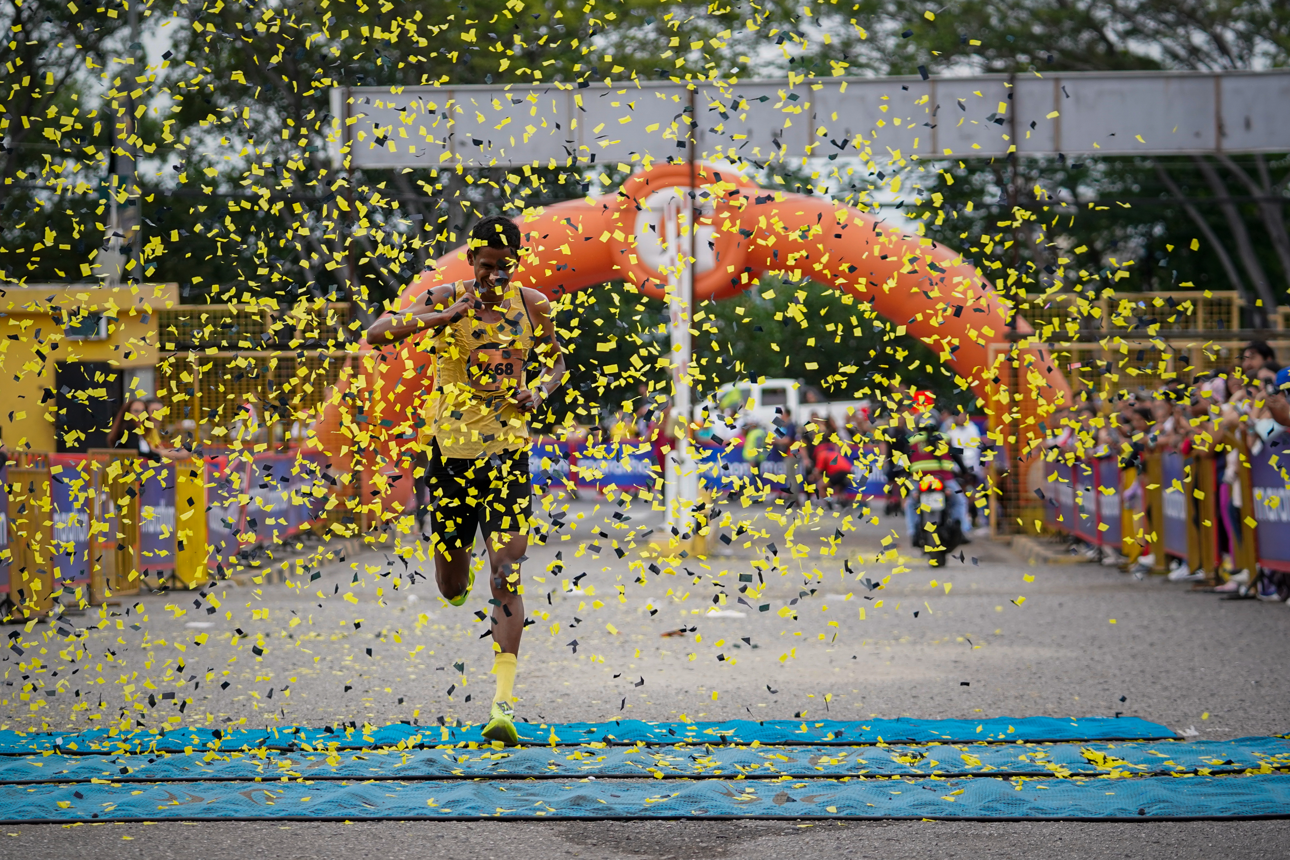 Triatleta celebrando al cruzar la meta